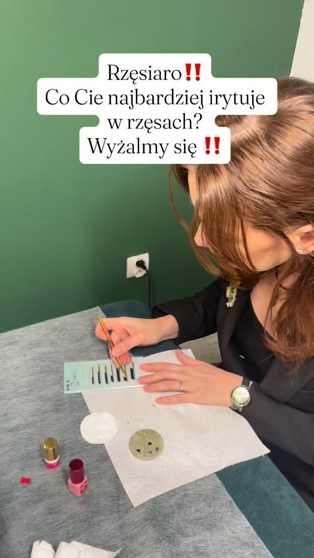 Ja zacznę 🙌🏻  Strasznie mnie wkur.ia to, że stylistki po szkoleniach są olewane. Dosłownie ‼️ Zero odpowiedzi na pytania, zbywanie, niedotrzymanie słowa o obiecanym wsparciu. 
Finał jest taki, że mamy na rynku mnóstwo osób, które popełniają podstawowe błędy w stylizacji rzęs bo źle zostały nauczone i nie miały żadnego wsparcia.  To nie powinno mieć miejsca‼️  #rzęsy #stylistkarzes #rzęsy2d #szkolenierzesyonline #kurs