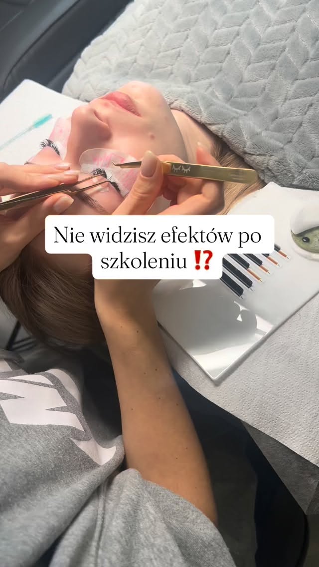Nie widzisz efektów po szkoleniu⁉️  A co w takim razie po szkoleniu zrobiłaś? 
1 modelkę? 
Nic?  Zdradzę Ci sekret. Nie jesteś jedyna. Ale to nie oznacza, że powinnaś nadal tkwić w tym gronie. Pora ruszyć z miejsca i zająć się tym na poważnie.  Właśnie z myślą o takich stylistkach, stworzyłam szkolenie online, które zawiera dokładnie to, co pełnowartościowe szkolenie stacjonarne:
- bogatą teorię, z omówionym każdym rzęsowym zagadnieniem 
- część praktyczną z pokazem ćwiczeń na gąbeczce oraz cały proces wyklejania modelki w metodzie 1:1 z wet look oraz metodę 2/3d  To szkolenie pomogło już wielu stylistkom w poprawie techniki, jakości prac oraz zwiększeniu pewności siebie. 
Oferuje również swoje wsparcie w tym procesie - będę Ci podpowiadać co warto jeszcze poprawić i jak nad tym pracować.  A jeśli potrzebujesz wsparcia, wskazania kierunku jak ruszyć na mediach społecznościowych, omówić swoje działania, nauczyć się pozyskiwać klientki - dołącz do mojego 5-cio tygodniowego programu wsparcia dla stylistek rzęs online  Nigdzie dojeżdżać nie musisz - wszystko ogarniemy zdalnie🧡  Moje kursantki już dziś prężnie działają, ruszyły do przodu z werwą - Ty też możesz 💪🏻  #rzęsy #stylistkarzes #rzęsy2d #szkolenierzesyonline #kurs