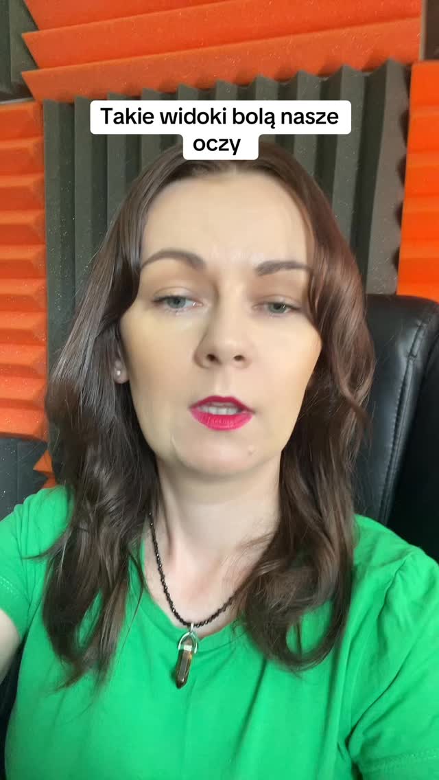 Nawet jeśli dziś Twoje prace nie są najwyższych lotów. Nie musi tak zostać.  Być może nie do końca wiesz gdzie popełniasz błąd. Być może nie mogłaś liczyć na wsparcie swojej instruktorki. Być może bardzo chcesz ale nie wychodzi.  Nie ma to znaczenia. Lecz znaczenie ma to co z tą świadomością zrobisz. Jeśli dziś nic Ci nie wychodzi. Pora na odpowiednie kroki 🙌🏻  Potrzebujesz wsparcia i by ktoś w końcu pokazał Ci czym naprawdę jest stylizacja rzęs?  Dołącz więc do grona kursantek, które mają wyniki, efekty i satysfakcję ze swoich stylizacji. Dzięki szkoleniu online „stylizacja rzęs w pigułce” możesz poprawić swoje prace. 
Kursantki mówią o nim:
„Że nawet na kilku stacjonarnych szkoleniach nie otrzymały takiej dawki wiedzy jak w tym szkoleniu online”  Zawiera ono nie tylko bogatą część teoretyczną ale również praktykę na gąbeczce oraz cały pokaz wykonania stylizacji metodą 1:1 z wet look oraz metoda 2/3d  Dodatkowo każda moja kursantka otrzymuje pełne wsparcie. A dostęp do kursu masz na zawsze🙌🏻  Ja odpisuje na wiadomości 💪🏻 Nie olewam kursantek. I dzięki temu moje dziewczyny mają fantastyczne efekty 🔥🔥🔥🔥🔥  Napisz do mnie i dołącz do grona wyjątkowych stylistek 🙌🏻  #rzęsy #stylistkarzes #rzęsy2d #szkolenierzesyonline #kurs