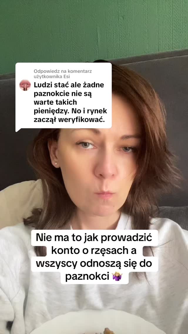 🤷🏼‍♀️ czasami mam wrażenie, że w internecie każdy interpretuje jak chce to co ogląda. W sumie to nie wrażenie a rzeczywistość 🤷🏼‍♀️  I w sumie co się dziwić. Wszystko co widzimy oceniamy poprzez swój własny pryzmat. Ja też przecież to robię. Bo inaczej się nie da. Każdy widzi jakiś element.  Interwent nauczył mnie czegoś ważnego i w sumie jestem za to naprawdę Wdzięczna. Aby przestać się tłumaczyć. Przestać się przejmować czyjąś oceną. Jakbym czegokolwiek nie zrobiła i nie opowiedziała. Zawsze znajdą się wspierający i krytykujący. I w tym wszystkim ważne jest by pomimo to. Robić swoje🧡  #rzęsy #stylistkarzes #rzęsy2d #szkolenierzesyonline #kurs