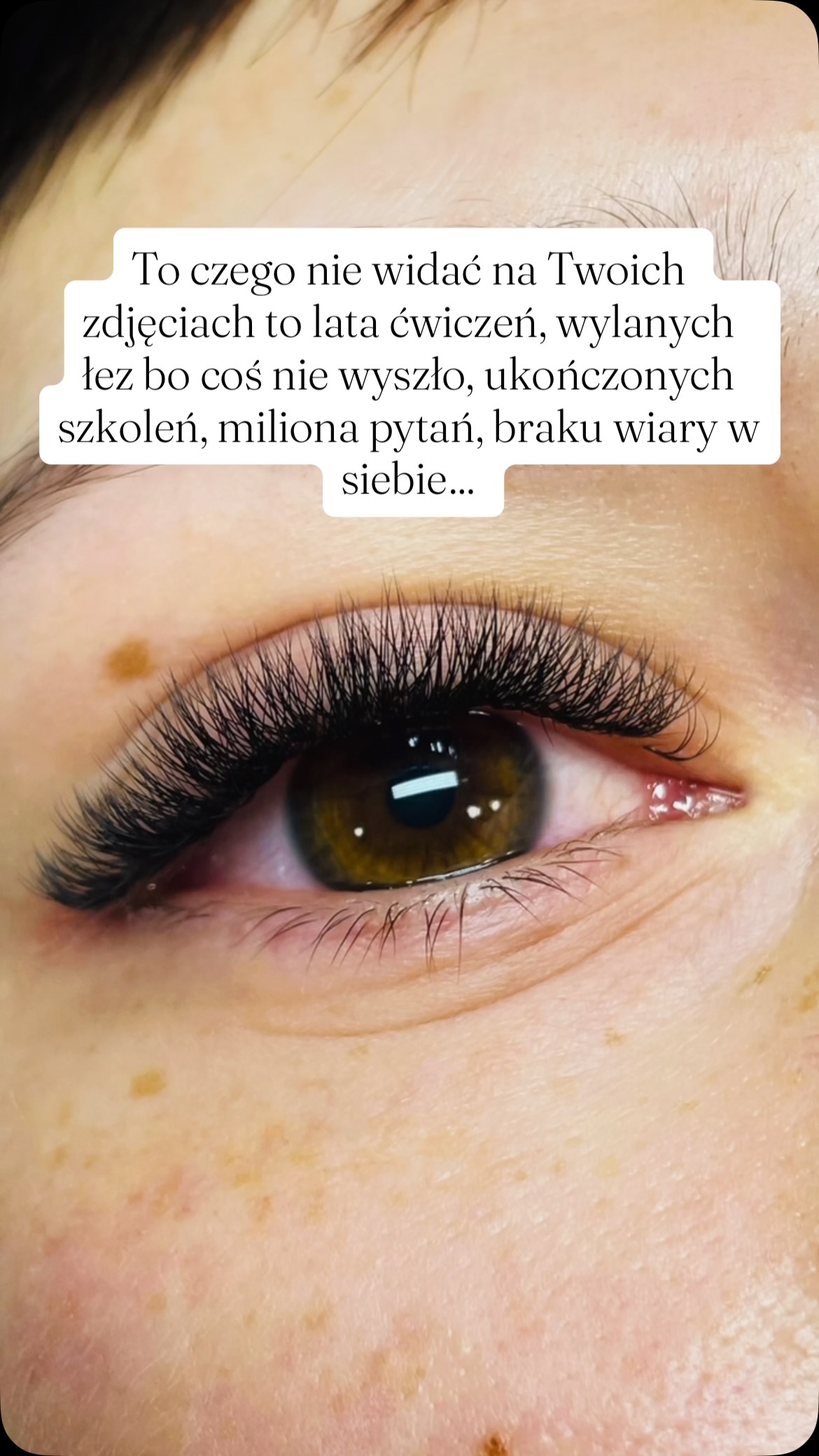 Od tragedii do perfekcji  Tak jednym zdaniem można podsumować drogę wielu stylistek. Bo tak właśnie się czują. Wciąż pretensje do siebie bo nie wszystkie kępki wyszły idealnie🤷🏼‍♀️
Bo nie wyszedł efekt który chciała zrobić. 
Bo klientka chciała 2d ale finalnie to chodziło jej o 10d. 
Bo klej nagle przestał kleić…  I zapominanie po drodze o sukcesach. O tym, że dziś stylizacje wyglądają lepiej niż miesiąc temu.
O tym, że klientka wystawiła pozytywną opinię.
O tym, że ktoś zobaczył jej prace i umówił się na wizytę.  Zapominają o swojej drodze. O celu. O tym ile osiągnęły. O tym uczuciu satysfakcji które towarzyszy gdy w końcu coś się udaje. Zaczęła się walka. Niekończąca się frustracja. Pusty grafik…  Pora aby odzyskać radość z pracy. Pora dostrzec co już osiągnęłaś i co jeszcze możesz zdobyć. Jeśli nie wiesz jak, czujesz że gdzieś utknęłaś. Skomentuj rolkę słowem „ruszam” i odzyskaj radość ze swojej pracy 🧡  #rzęsy #stylistkarzes #rzęsy2d #szkolenierzesyonline #kurs