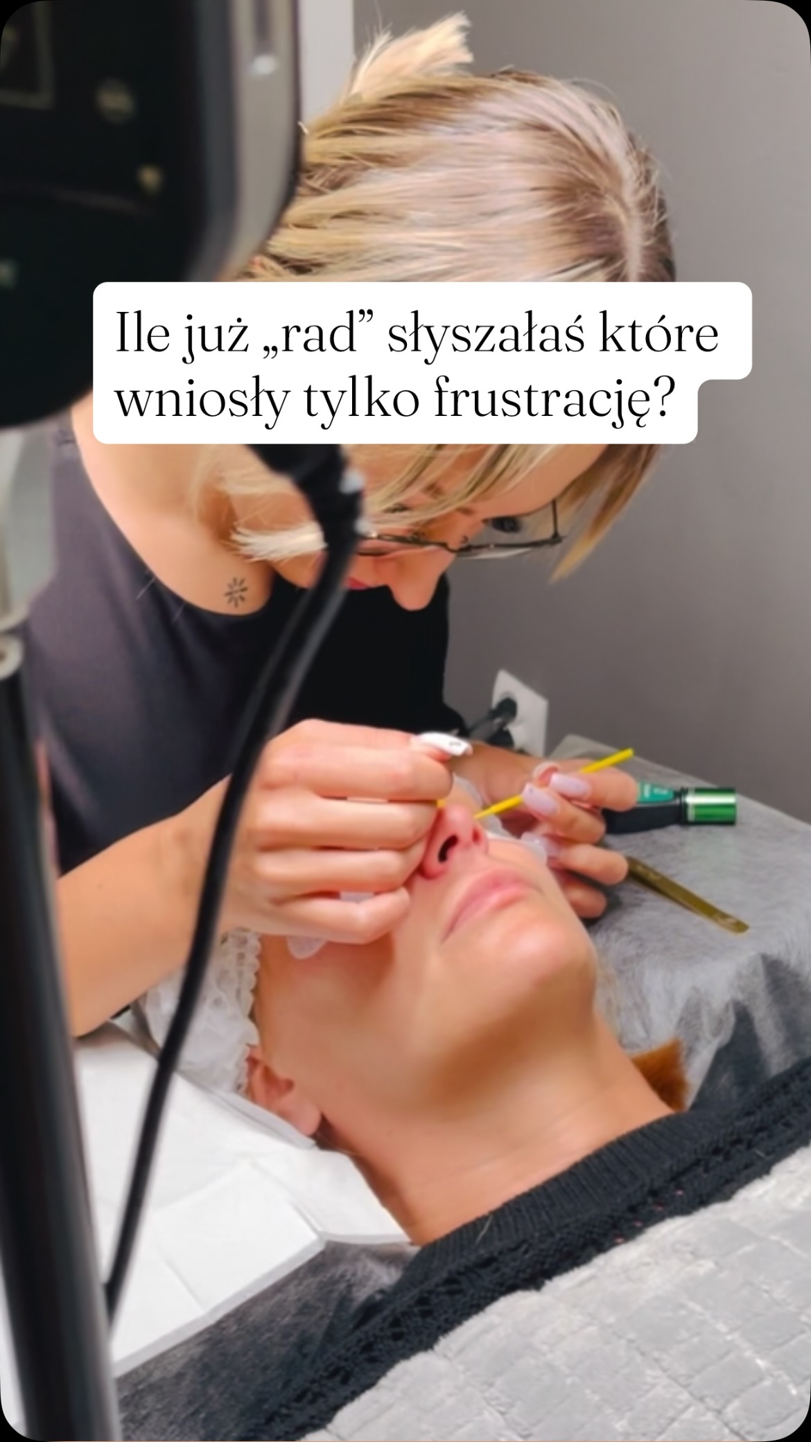 Pełna kontrola nad pęsetą i świadomość tego, jak dokładnie układasz każdą kępkę – to właśnie te detale definiują trwałą i estetyczną aplikację. 🤌🏻  Złapałaś się kiedyś na tym, że po obejrzeniu dziesiątego webinaru czy rolki o „idealnym tworzeniu kępki” siadasz do klientki i nagle masz pustkę w głowie? Myślisz sobie: „Przecież wyklejam już tyle czasu, a znowu czuję, jakbym zaczynała od zera”.
To pułapka! Mistrzowskich stylizacji nie tworzy się zbiorem przypadkowych „tricków” z internetu. Buduje się je poprzez zrozumienie cyklu życia włosa, kierunków, rzędów i świadomej pracy z klejem, którą po prostu rozumiesz.
Na rolce praca mojej kursantki z pierwszego dnia doszkolenia technicznego 🙌🏻Skupienie na idealnym kierunkowaniu, czystym rzędowaniu i bezpiecznej pracy na rzęsach naturalnych🧡  Zapisz się na doszkolenie jeszcze w lipcu.
Uwierz w siebie, potrafisz tworzyć piękne aplikacje. Twój obecny brak pewności to jedynie efekt przebodźcowania i informacyjnego chaosu w social mediach. Dlatego na moich szkoleniach robimy twardy reset. Układamy wiedzę od podstaw tak logicznie, że odzyskujesz pełen spokój przy łóżku zabiegowym. 
Jest bardzo duża szansa, że po tym spotkaniu długo nie będziesz potrzebować kolejnego kursu z przedłużania.
Magda
#stylizacjarzes #szkoleniarzesy #lekkieobjetosci #kępki #instruktorrzes