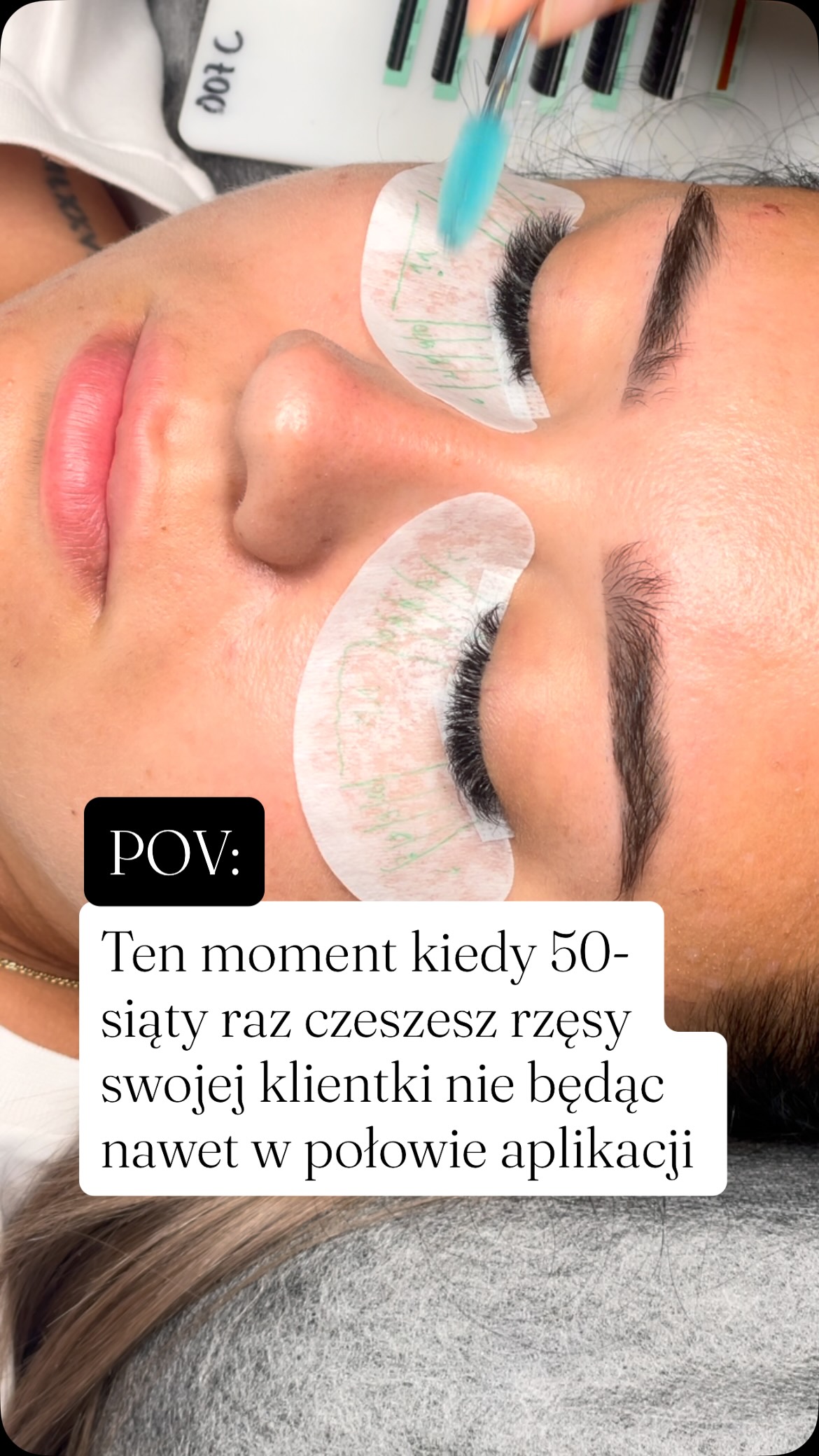 Czeszesz i czeszesz a czas nieubłaganie leci 🙌🏻  Oprócz tego, że wydłużasz sobie bezsensu czas pracy. Taki nawyk częstego czesania może negatywnie wpłynąć na trwałość aplikacji. 
No i w sumie po co to robisz? Bo jeśli dlatego:
❌że masz wrażenie złych kierunków
❌boisz się o sklejki 
❌aplikacje finalnie nie wyglądają tak jakbyś chciała  To uwierz mi, że czesanie nic nie zmieni. Co najwyżej zaszkodzi. Tak więc jeśli dziś w Twoich stylizacjach wciąż coś nie gra, nie do końca wiesz jak stworzyć ładne i trwałe stylizacje. W dodatku męczy Cię już fakt, że nie jest jakbyś chciała? Spokojnie. Nie musisz wiedzieć wszystkiego na początku. Od tego jestem ja żeby wytłumaczyć Ci w prosty sposób jak tworzyć trwałe i piękne aplikacje. Bez zbędnych formułek które tylko wprowadzają chaos do szkoleń.  Możemy to osiągnąć i to bez wychodzenia z domu. 
Skomentuj rolkę słowem „aplikacje” a wyślę Ci wiadomość jak możesz sobie z tym poradzić  #rzęsy #stylistkarzes #rzęsy2d #szkolenierzesyonline #kurs