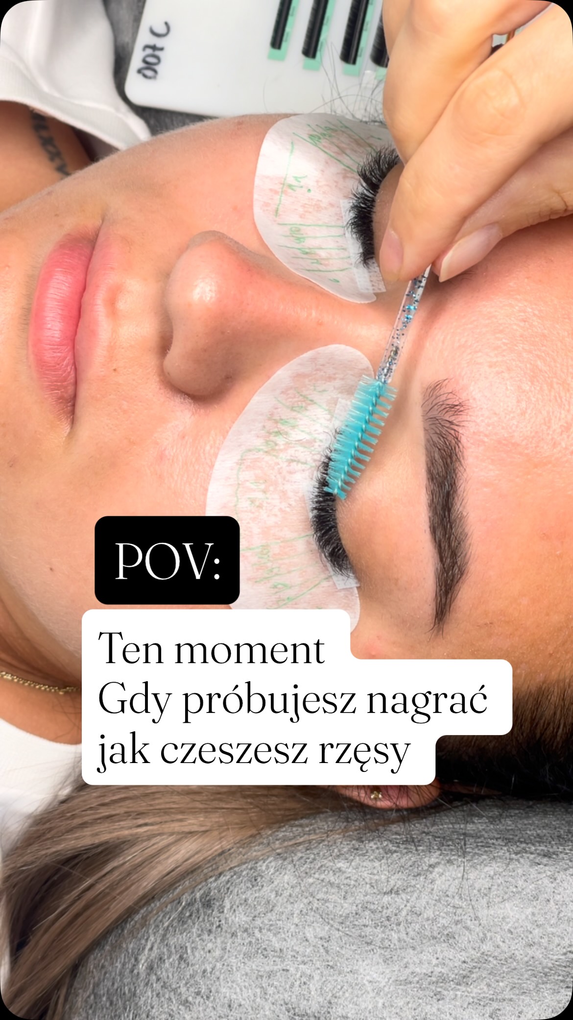 To nie takie proste 😅  Być stylistką‼️
Być videomakerem‼️
Być montażystą‼️  I frytki do tego 🤭  Nie zapominajmy o kreatywności, podskokach i innych pierdołach dla zasięgów🙌🏻
Ale tak całkiem serio nie musisz tego wszystkiego robić. 
Jeśli szukasz konta o rzęsach, ciekawego oraz edukacyjnego. To zostań ze mną na dłużej 🙌🏻  #rzęsy #stylistkarzes #rzęsy2d #szkolenierzesyonline #kurs