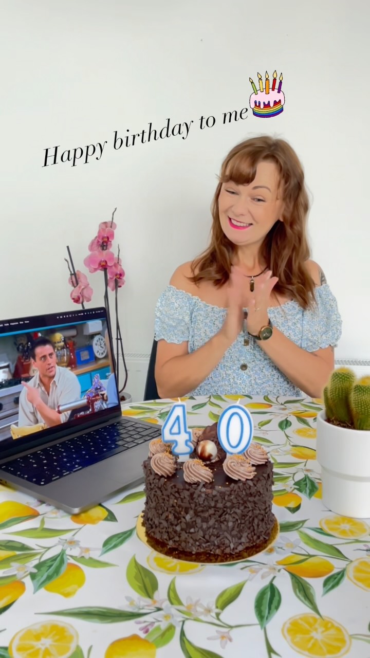 Happy birthday to me🥳🥳🥳🥳🥳  Wchodząc w poprzednią dekadę moje życie bardzo się odmieniło. Założyłam działalność chociaż tego nie planowałam. Lecz na pewno dziś podjęłabym raz jeszcze te wszystkie decyzje.
Działo się bardzo dużo przez tą dekadę. Finalnie dziś moje życie wygląda zupełnie inaczej.  Spełniłam sporo swoich marzeń. Poznałam wspaniałych ludzi. Całkowicie odrzuciłam alkohol. Mój biznes dziś jest na zupełnie innym poziomie. Zaczynałam od szkoleń, dojeżdżałam do klientek, otworzyłam salon, brałam udział w mistrzostwach, stanęłam na podium, stworzyłam własne programy szkoleniowe oraz produkty cyfrowe. Dziś pomagam innym stylistkom. Które dziś są tam, gdzie ja byłam kiedyś. A wtedy tylko marzyłam po cichutku by być tu, gdzie jestem teraz.  Przez ostatnią dekadę musiałam jednej osobie dużo udowodnić. Przekonać ją, że jestem wystarczająca taka, jaka jestem. Tą osobą byłam ja. Ale to opowieść na inny moment.  Dziś z uśmiechem patrzę na całe swoje życie. Na wszystkie sytuacje które miały miejsce. Lecz ostatnia dekada nauczyła mnie najwięcej. Jestem gotowa na kolejną🤌🏻 
Witaj 40🎂🥳🥳🥳🥳🥳🥳  Happy birthday to me 🥳  #rzęsy #stylistkarzes #urodziny40 #happybirthdaytome🎉  #kurs