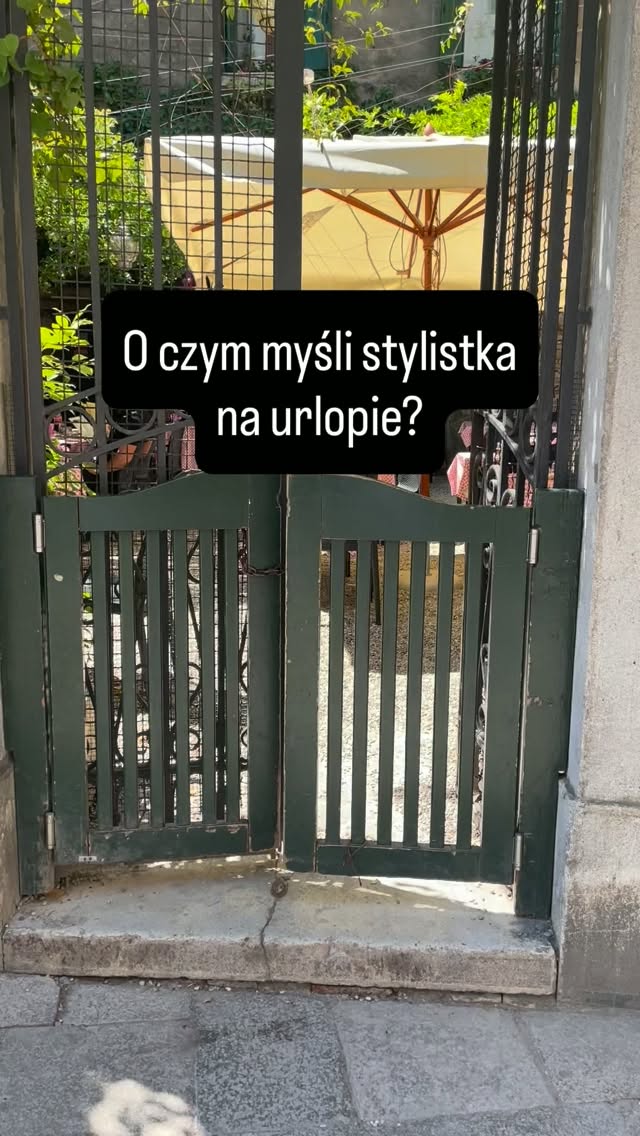 A Ty o czym myslisz na swoim urlopie?😅  Koniecznie daj znać czy tęsknisz za pracą i jak długo już zajmujesz się rzęsami 🙌🏻  Zaobserwuj mnie jeśli interesują Cię rzęsowe treści 🧡  #Rzęsy #stylistkarzes #przedluzanierzes #lashes #szkolenierzęsy