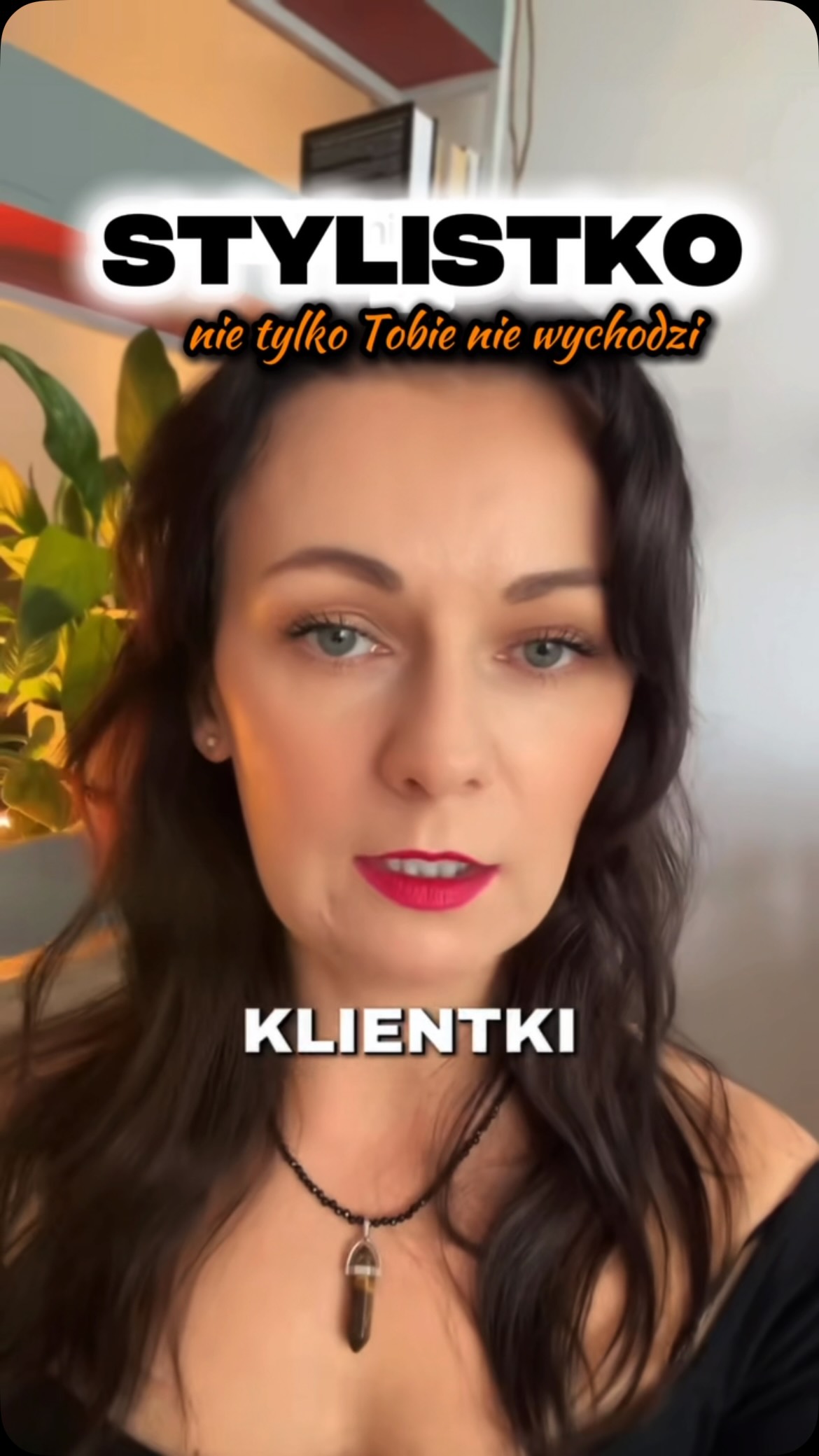 Stylistko. To nie Twoja wina, że dziś Ci nie wychodzi. Po prostu jeszcze nie trafiłaś na osobę, która dokładnie i w prosty sposób wytłumaczy Ci, jak tworzyć piękne i trwałe stylizacje.  Sama kiedyś zaczynałam i borykałam się z wieloma rzęsowymi problemami. Od pracy z klejem aż po nietrzymające się stylizacje.  Dziś jest inaczej. Bo zrozumiałam gdzie były popełniane błędy. Pracowałam, sprawdzałam, testowałam, szkoliłam się. I po latach zdobywania doświadczenia mogłam zacząć dzielić się tym, co faktycznie działa.  Jeśli szukasz miejsca, gdzie i Ty zrozumiesz na czym polega stylizacja rzęs wraz z budowaniem swojej działalności. Zostań ze mną na dłużej 🧡  #rzęsy #stylistkarzes #rzęsy1do1 #instruktorrzes #poczatkujacastylistkarzes