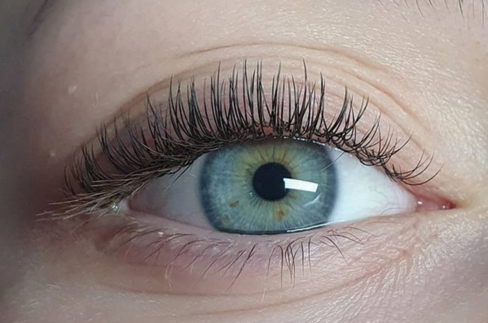 Rzęsy przedłużone metodą 1:1