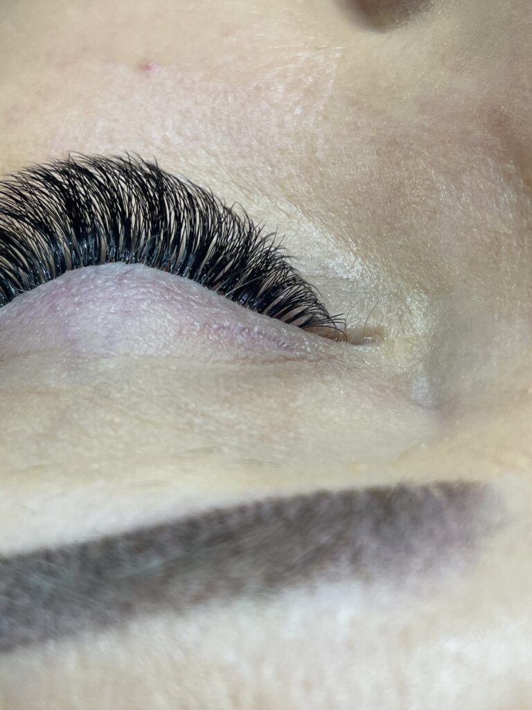 Prawidłowo wykonana aplikacja przedłużania rzęs.